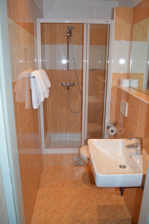Single Room,127159560:JPEG